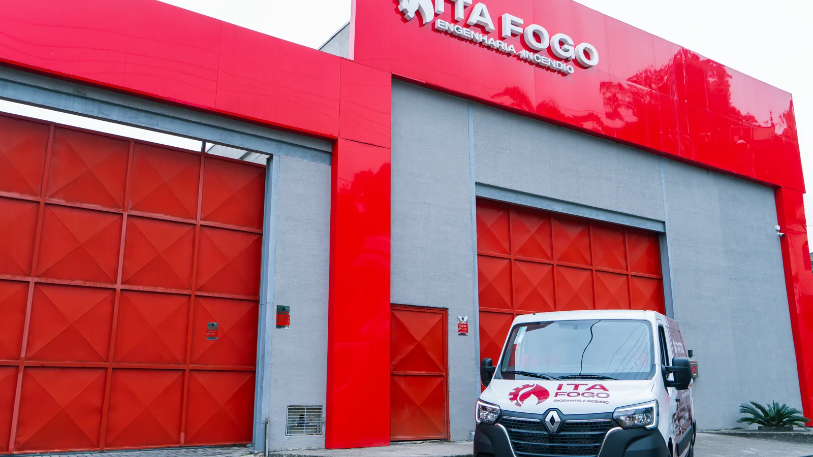 Fachada da sede da ITA FOGO em São Gonçalo, com a frota na porta