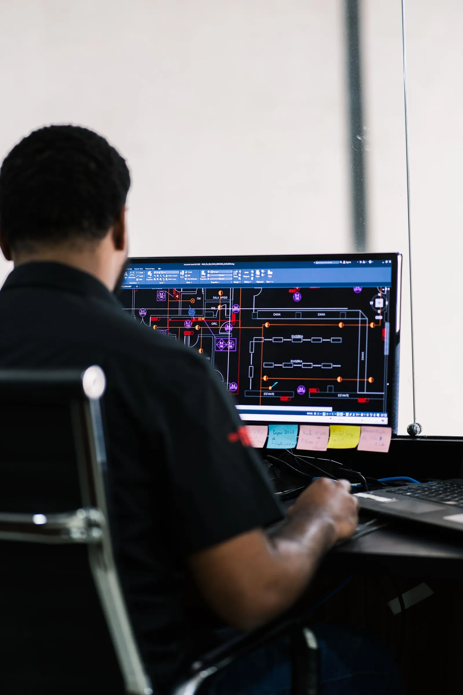 Profissional da ITA FOGO desenvolvendo projeto de incêndio em CAD